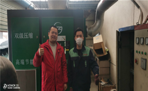 薩震節(jié)能空壓機售后服務鐵軍為南通客戶安裝空壓機現(xiàn)場！
